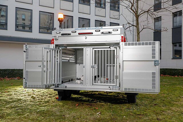 Für 11.000 Euro hatte die Region Hannover 2017 einen bundesweit einmaligen „Wolfskrankenwagen“ in Dienst gestellt. Der speziell ausgestattete Anhänger sollte bei Verkehrsunfällen verletzte Wölfe zur Weiterbehandlung transportieren. 