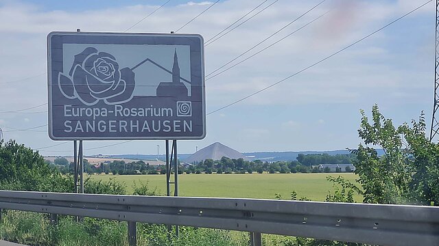 Es klingt wie ein Schildbürgerstreich, ist aber eine wichtige Angelegenheit: Die Stadt Sangerhausen kann nicht so einfach die verblasste Schrift auf den touristischen Hinweisschildern an der A38 erneuern. 