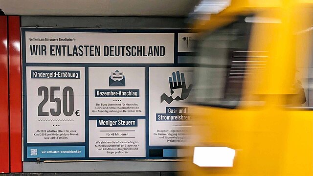 Werbeplakat der Entlastungskampagne in der Berliner U-Bahn