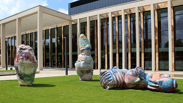 Ein Skulpturen-Trio vor dem Wiesbadener RheinMain CongressCenter.