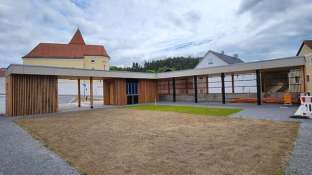 Multifunktionsplatz in Freudenberg mit Gebäude und Toilette