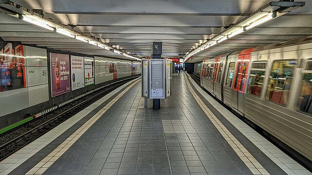 Leerer HVV-Bahnhof in St. Pauli, Hamburg