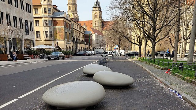 Sitzkiesel Karlsplatz Stuttgart ohne Lehnen und ungemütlich