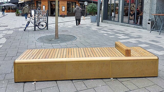 Goldenen Bänke in der Innenstadt von Wuppertal 