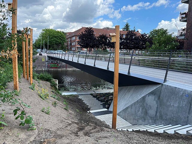 Der Wiederaufbau der Maurienbrücke in Hamburg ist abgeschlossen. Allerdings: Es ist eine Brücke, die vermutlich niemand haben wollte und niemand vermisst hat, da es gleich zwei Alternativen in der Nähe gibt. 