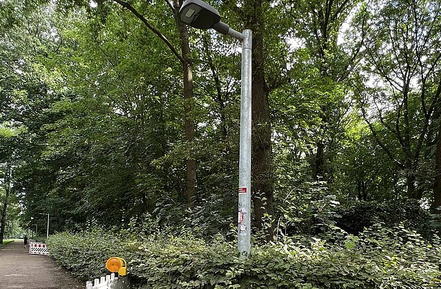 Laterne im Volkspark blieb lange dunkel - sie hatte keinen Stromanschluss