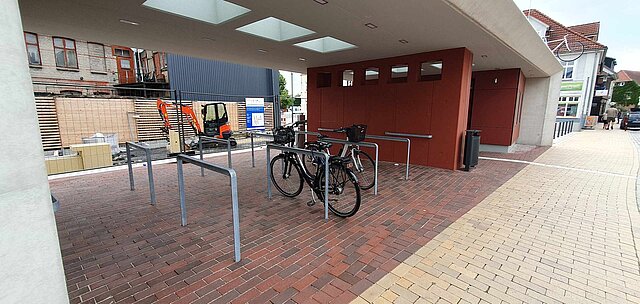 Die Stadt Parchim braucht 6 Jahre, um eine überdachte Fahrradstation mit öffentlicher Toilette zu bauen. Das kostet die Steuerzahler 450.000 Euro extra. 