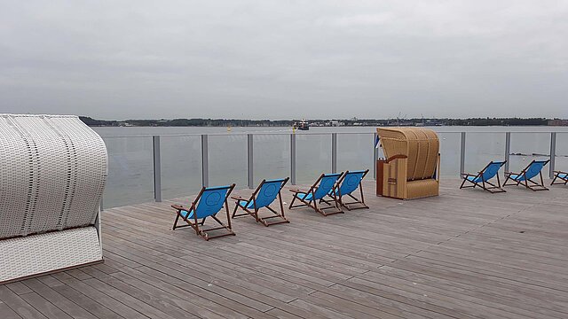 560.000 Euro kostete ein Aussichtspunkt aus Holz an der Strandpromenade von Heikendorf. Für die Nutzung dieses Holzdecks selbst gibt es aber noch keine konkreten Pläne.